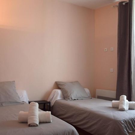 Le Lys Hotel Lacrouzette Buitenkant foto